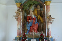 Altarbild von Maria Rast, beachtenswert u.a. die schwangere Maria und der farbige Engel oben li.