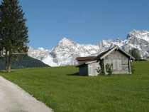 Heuschober auf den Buckelwiesen vor Karwendel