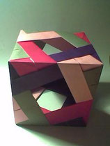 Cube with windows/Autor:Benett Arnstein/Faltarbeit:Origami-Micha