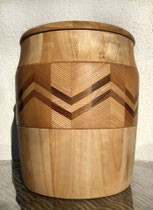 Holzart Pappel mit Einlage aus Nussbaum und Esche