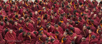Grand rassemblement de moines au coeur du monastère de Labrang