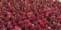 Grand rassemblement de moines au coeur du monastère de Labrang