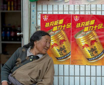 Femme dans les rues de Labrang