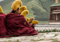 Grand rassemblement de moines au coeur du monastère de Labrang