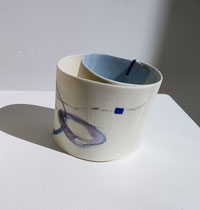 by Yuk-Kan Yeung,Let the wind blow#24(L), porcelaine, L.9,5xD.8xH.8 cm 2024/ Price: € 395
