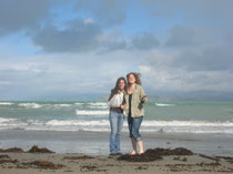 Cora & ich am Strand in Gisborne