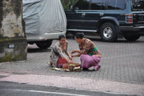 In Ubud werden die Opfergaben am Strassenrand vorbereitet.