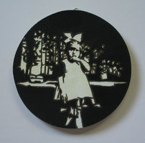 Püpp am Daumenlutschen, 2011, D = 15,5cm,  Acryl, Lack auf Siebdruckplatte