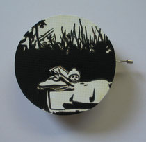 Musikpüppi, 2011, D = 13,5 cm,T = 4,5 cm, Acryl,, Lack auf Siebdruckplatte, Musikspilewerk