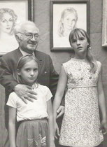 Exposition à Ax les Thermes en 1967 A.Bilis et ses deux petites filles Nadine et Dominique