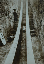 les vestiges du quadrant avec Mme Vyatkin, Musée de l'Observatoire d'Ulugh Beg à Samarcande (photo : M.Schvoerer, 2008)