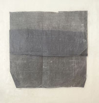 o.T. 4, 2025, 50*45,5 cm, zeichnung auf graphitpapier, gefaltet montiert auf lackiertem awagami papier