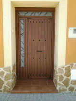 Puerta de calle rústica con vidrio decorativo Cristaleria Muñoz