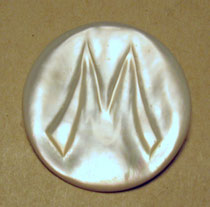 1253/ Brosche "M" oder "W" ~1930, Perlmutt, Ø 3,6cm, EUR 24,-