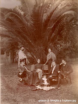 Gruppo di famiglia in giardino a Fogliano