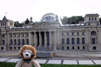 Der Reichstag ist "riesengroß". Den muss ich mit Lancelot näher erkunden.