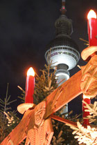 © Helga Karl; Fernsehturm hinter Kerzen - Weihnschtsmarkt Alexanderplatz© Helga Karl