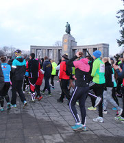 Läufer vor dem Sowjetischen Ehrenmal beim Brandenburger Tor zum Olympia-Lauf. Foto: Helga Karl