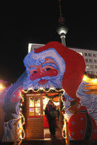 © Helga Karl; ein großer Nikolaus - Weihnachtsmarkt Alexanderplatz