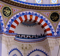Prächtiger Innenraum der Sehitlik Moschee in Berlin. Foto: Helga Karl