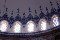 Innenraum mit Fenstern in der Sehitlik Moschee Berlin-Tempelhof. Foto: Helga Karl