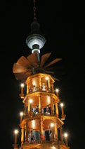 © Helga Karl, Fernsehturm am Weihnchtsmarkt Rotes Rathaus Berlin