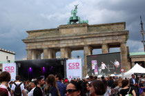 CSD Christopher Street Day Abschlusskundgebung am Brandenburger Tor Berlin. Foto: Helga Karl