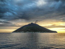 "Leuchtturm des Mittelmeeres"  -  Stromboli in der Abenddämmerung
