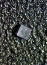 NaCl  -  Geometrie aus dem Salzstreuer, ein Salzkristall (x 100)  in seiner natürlichen Form