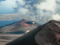 Ätna; die Eruptionen von 2002 richteten einige Verwüstung an; die Ebene von Catania blieb aber verschont.