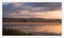 Herbstliche Morgendämmerung am Weiher