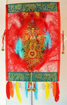 "Celebrating Ganesha, the remover of obstacles": Der von allen Hindernissen befreiende Elefantengott (Fruchtbarkeit, Fülle, Reichtum, Zufriedenheit). Material: Federn, Papier, Textil, Glassteine, Metallglöckchen. 90,-; Tafelbild 2015