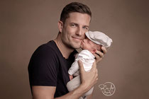 Neugeborenen Fotoshooting mit Papa