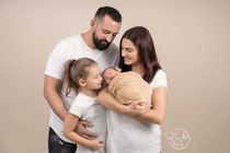 Neugeborenen Fotos mit Familie