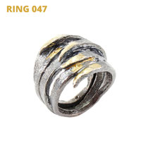 Ring aus der Serie Glam Rocker | 925 Sterlingsilber geschwärzt | 14kt Gelbgold aufgeschmolzen | *handmade  <br><a href="https://www.caroertl.com/shop/ringe/ring-047/" target="_blank" p style="color:#d5a93e"> zum SHOP ...</a>