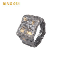 Ring aus der Serie Glam Rocker | 925 Sterlingsilber geschwärzt | 14kt Gelbgold aufgeschmolzen | *handmade  <br><a href="https://www.caroertl.com/shop/ringe/ring-061/" target="_blank" p style="color:#d5a93e"> zum SHOP ...</a>