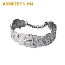 Armreifen aus der Serie Glam Rocker | 925 Sterlingsilber geschwärzt | 14kt Gelbgold aufgeschmolzen | *handmade  <br><a href="https://www.caroertl.com/shop/armreifen/armreifen-014/" target="_blank" p style="color:#d5a93e"> zum SHOP ...</a>