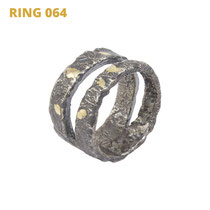 Ring aus der Serie Glam Rocker | 925 Sterlingsilber geschwärzt | 14kt Gelbgold aufgeschmolzen | *handmade  <br><a href="https://www.caroertl.com/shop/ringe/ring-064/" target="_blank" p style="color:#d5a93e"> zum SHOP ...</a>