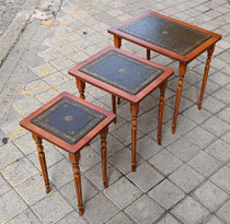 Juego de 3 mesas apilables Rosjohn of London. Caoba y cuero. Grande 39x53x53. Mediana 32x40x50. Pequeña 29x27x47 