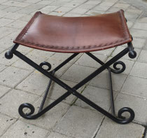 Escabel plegable de hierro y cuero