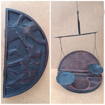 Balanza metal en caja madera tallada. 31x15x4,5