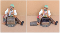 Pirata resina con cofre caja. Ref RES0078. 18x20x15