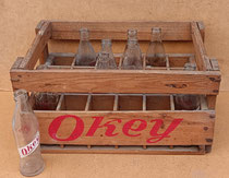 Caja antigua batidos Okey con 9 botellas. 45x29x24