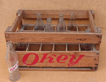 Caja antigua batidos Okey con 9 botellas. 45x29x24