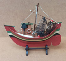 Barca de madera con soporte. Se puede colgar. Ref 143003. 30x25x8