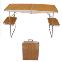 Mesa plegable vintage de camping con asientos. 67x118x41