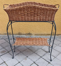 Cesto con patas mimbre. 68x30x82