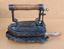 Disponible en enero 2026. Reproducción plancha chapa con soporte imán. Ref 25018968. 15x25x10.