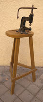 Remachadora antigua con soporte