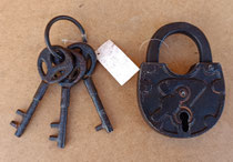 Candado de hierro. Ref 9698. 14x9,5x3. Sólo decorativo 